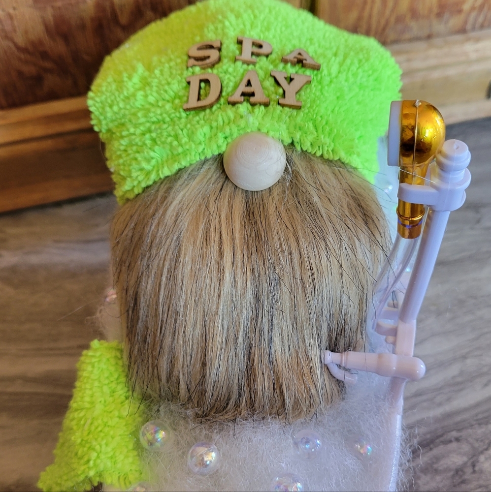 Gnome in tub